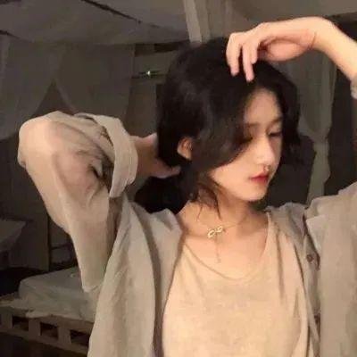 穿风信子蓝的少女